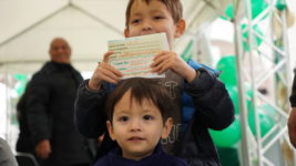 kids winning prizes at smiles mobile remittance booth